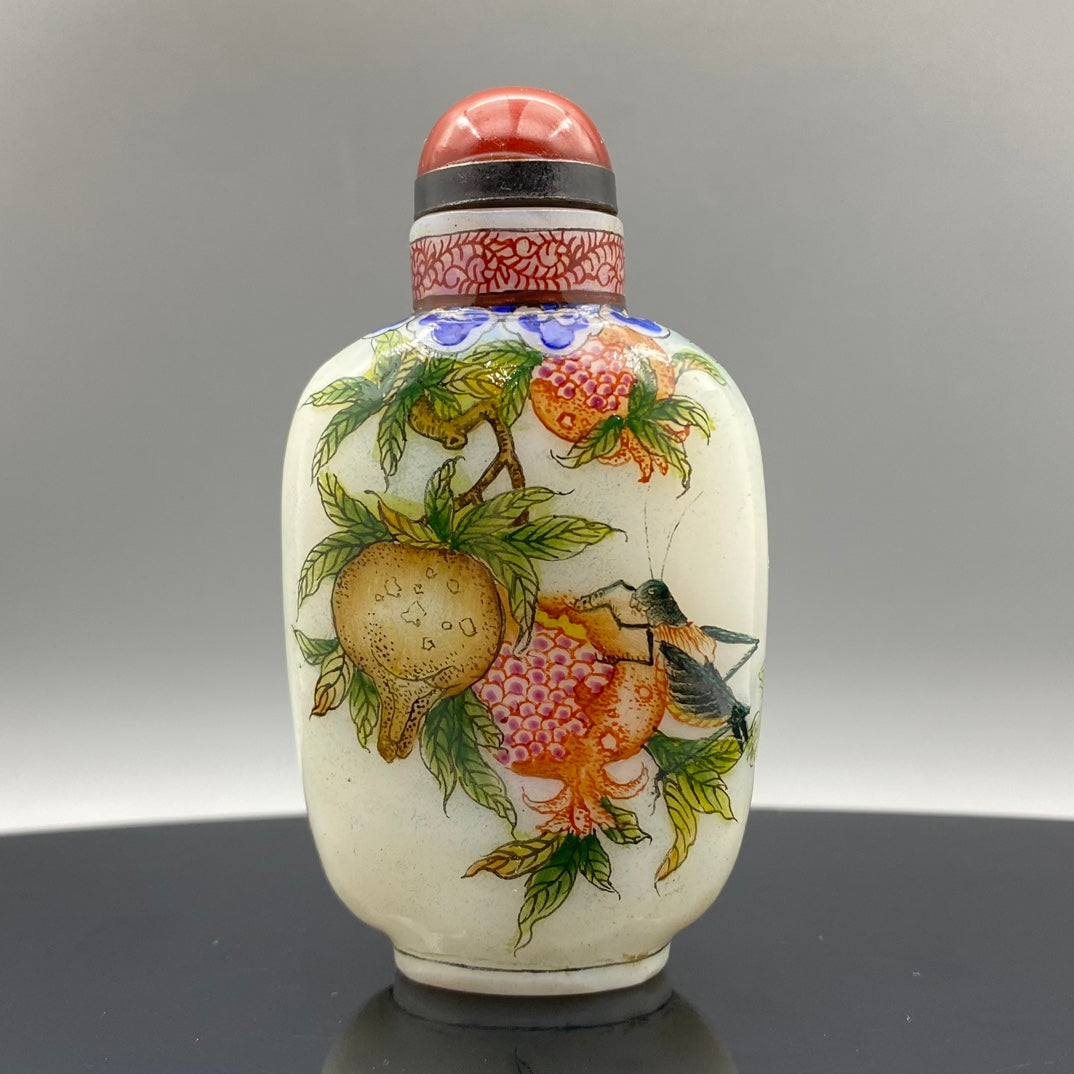 A0732 Chinese Peking Glass Grape Design Snuff Bottle