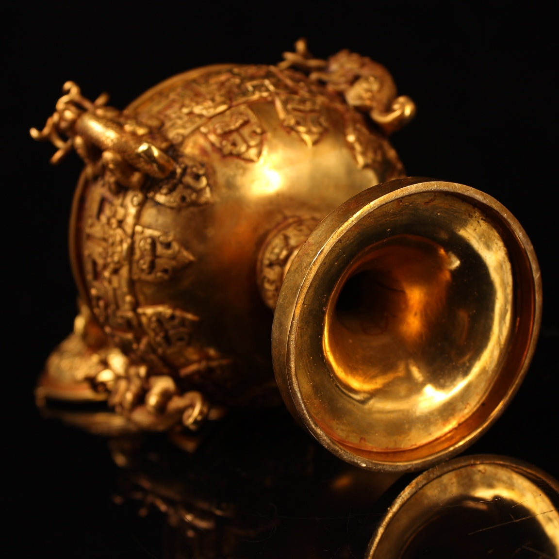 A0867 Vintage Chinese Gilt Gold Copper High Relief Fortune Dragon Pot