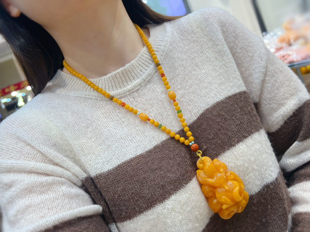 A0935 Beautiful Beeswax Carved Nine-tailed Fox Pendant w Beads Necklace