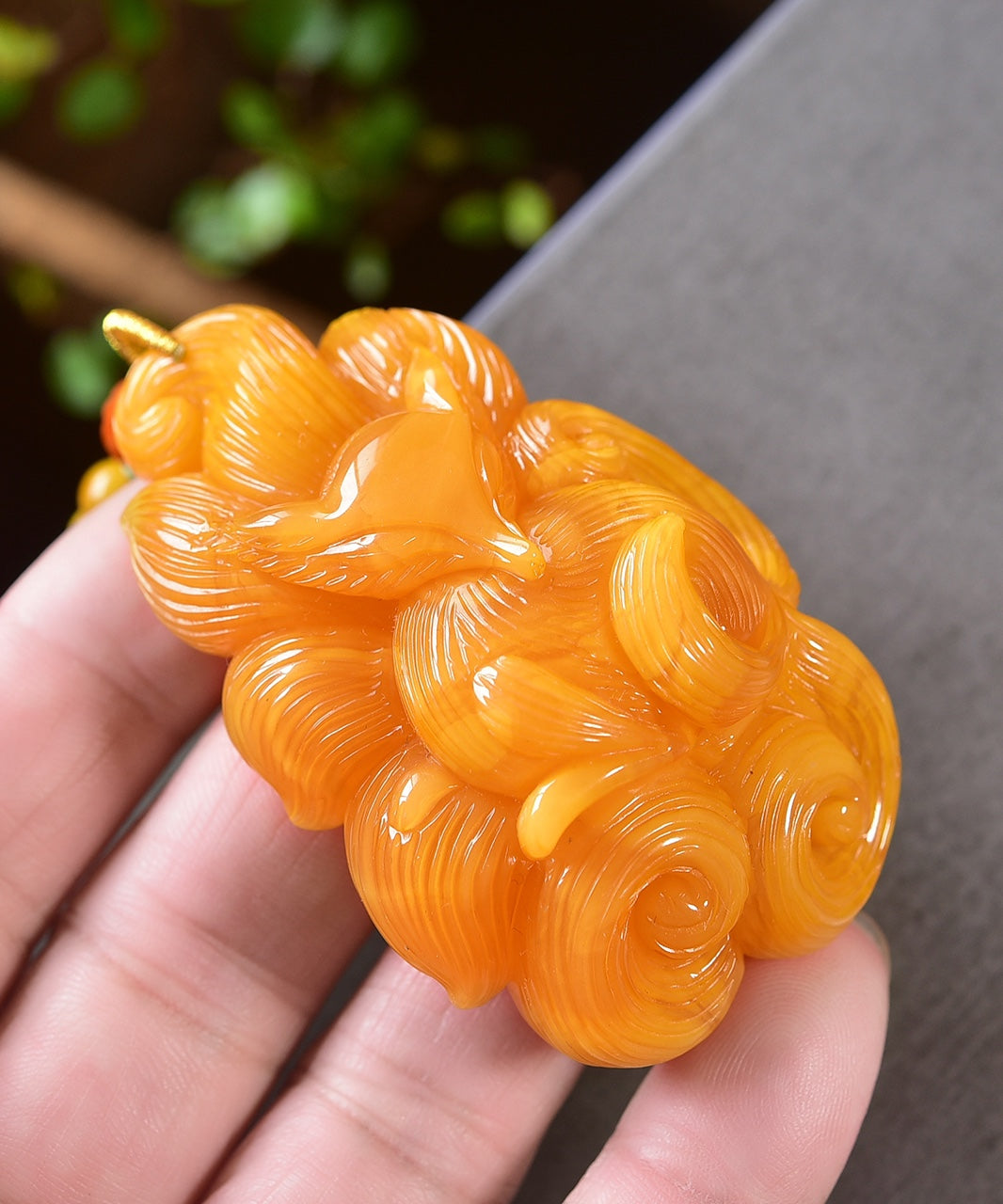 A0935 Beautiful Beeswax Carved Nine-tailed Fox Pendant w Beads Necklace
