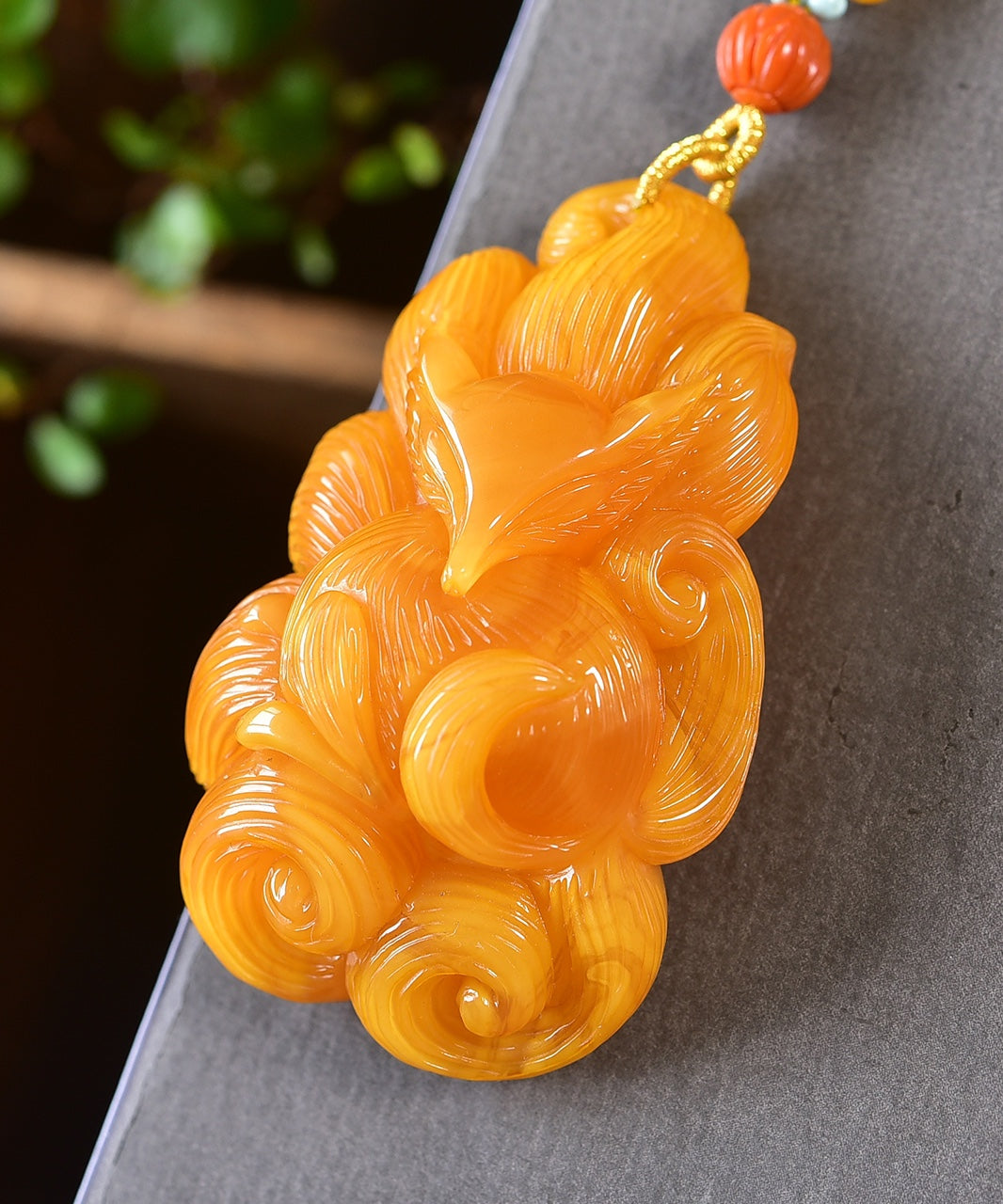 A0935 Beautiful Beeswax Carved Nine-tailed Fox Pendant w Beads Necklace