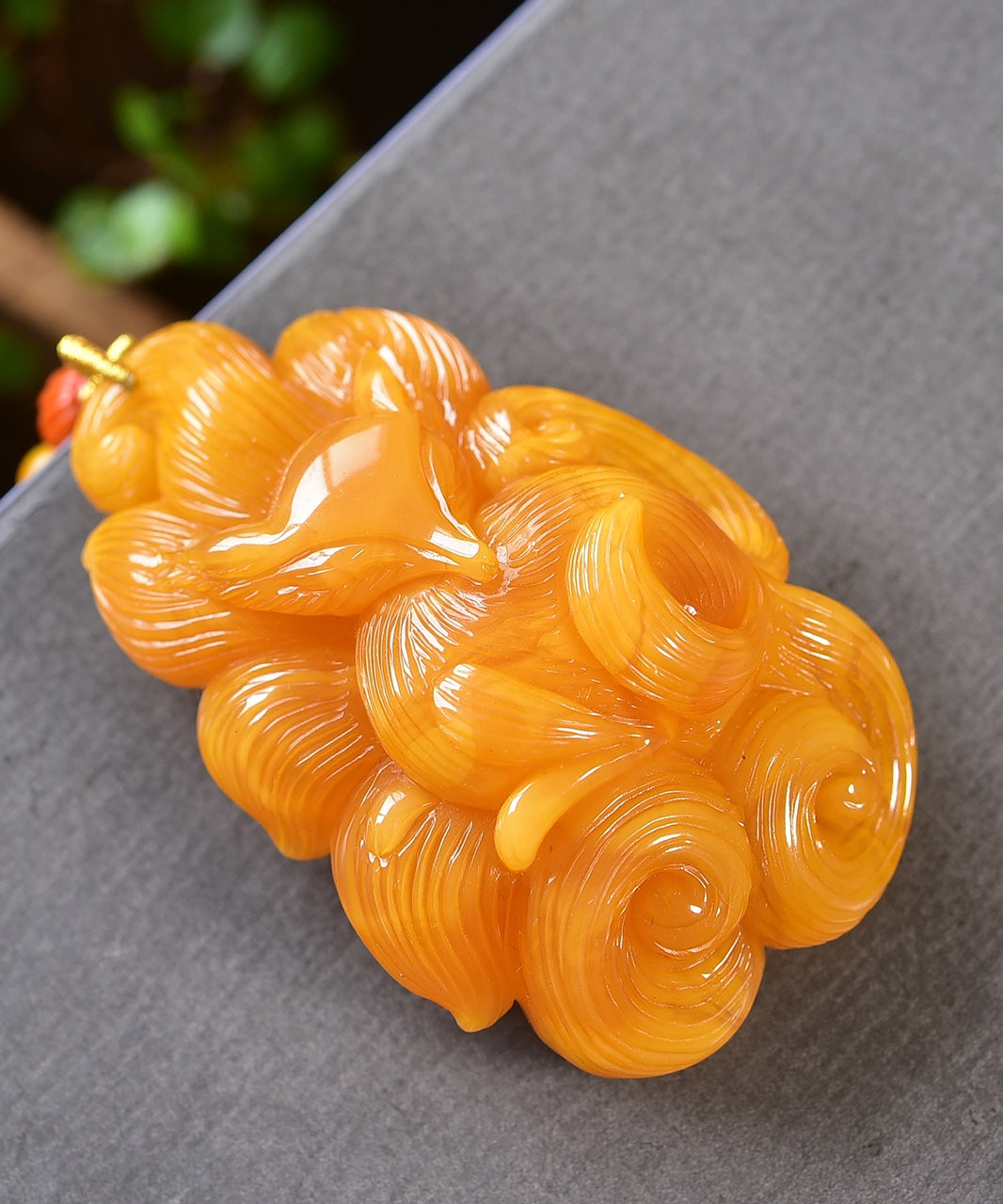 A0935 Beautiful Beeswax Carved Nine-tailed Fox Pendant w Beads Necklace
