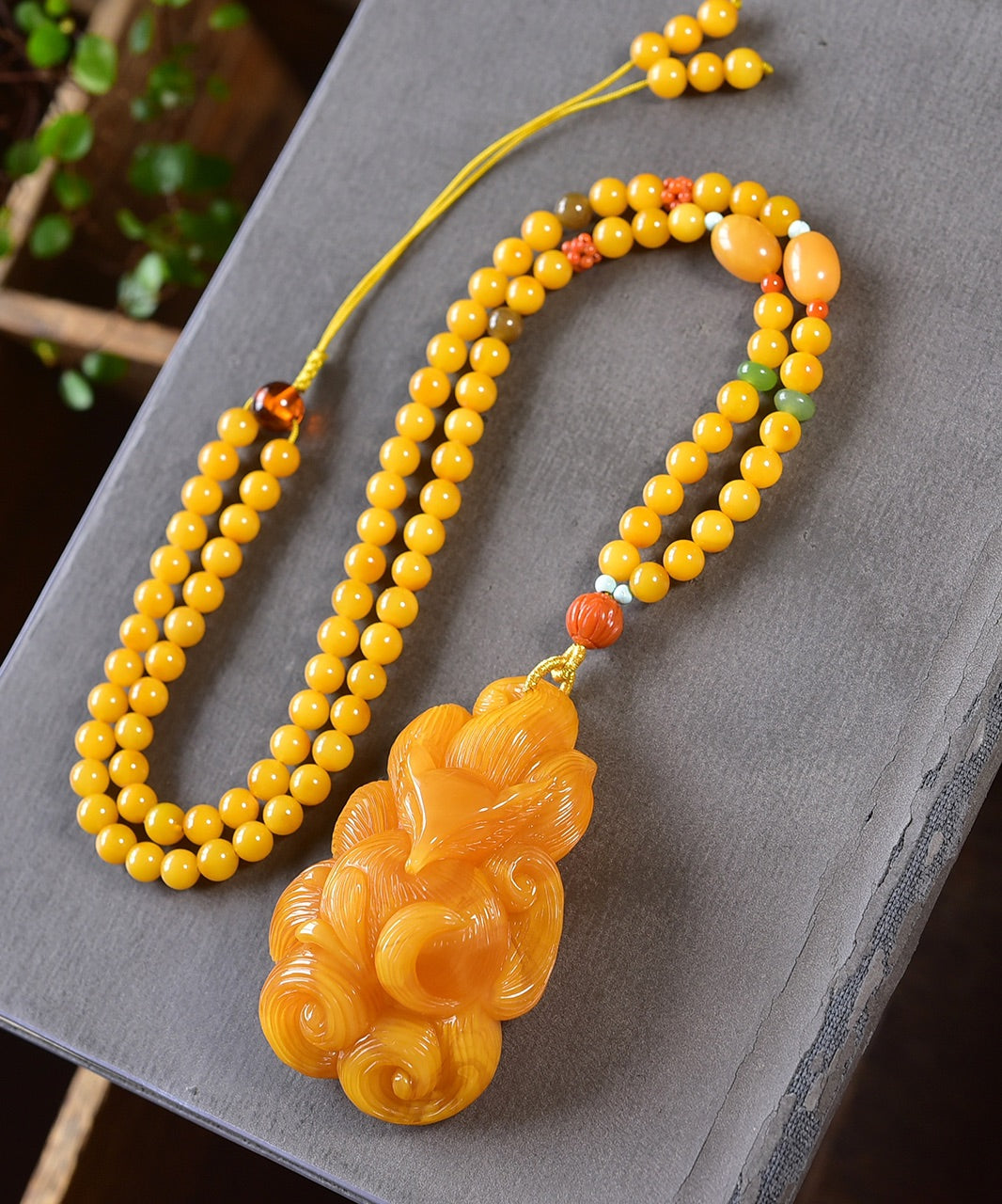 A0935 Beautiful Beeswax Carved Nine-tailed Fox Pendant w Beads Necklace