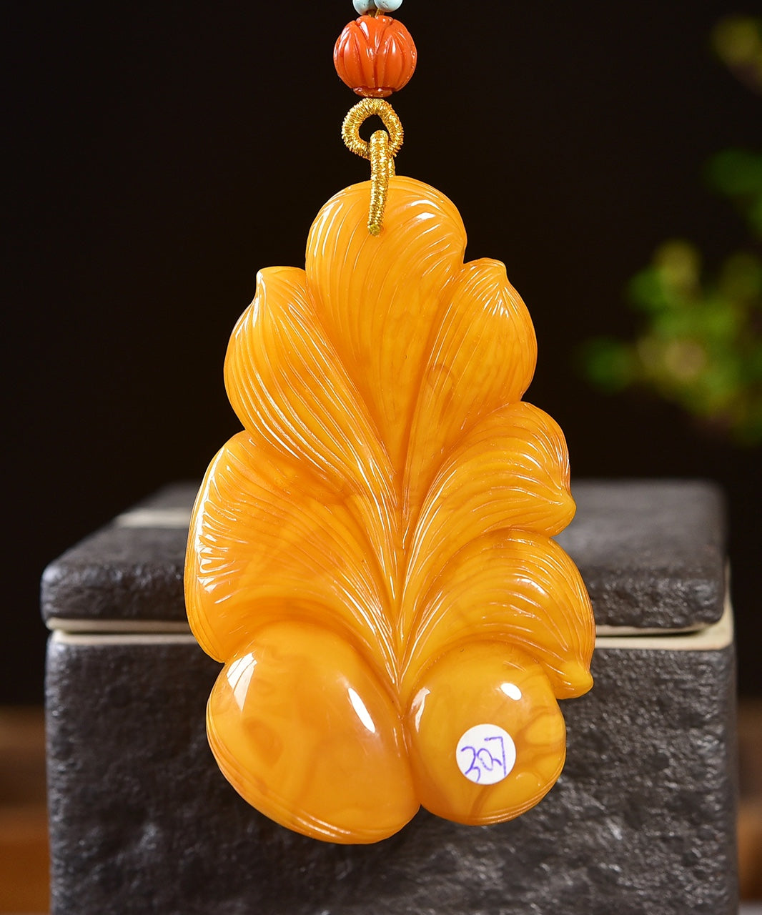 A0935 Beautiful Beeswax Carved Nine-tailed Fox Pendant w Beads Necklace