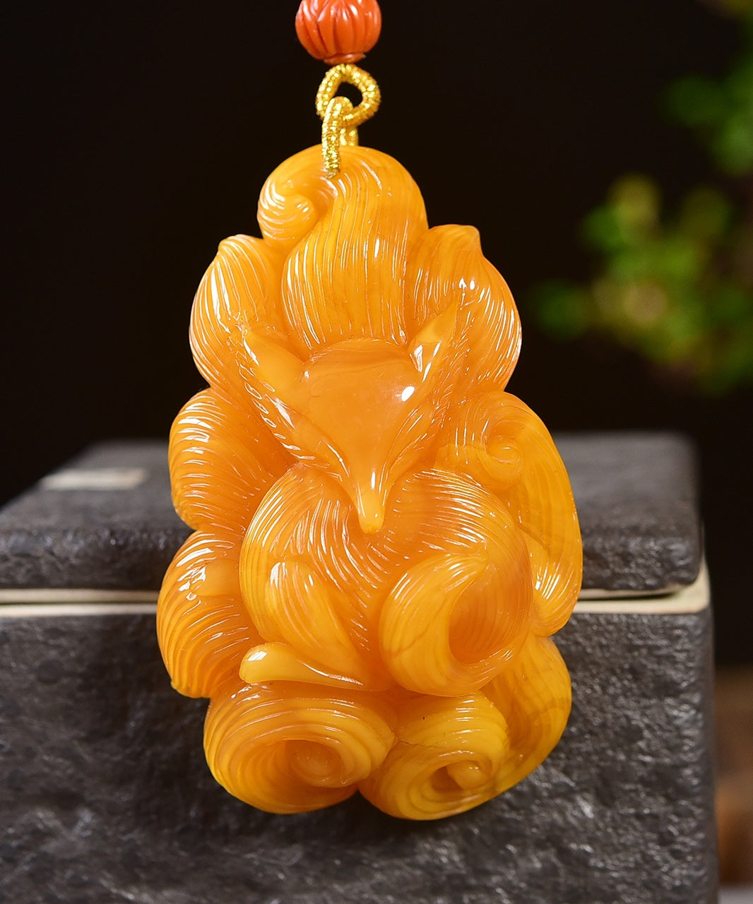A0935 Beautiful Beeswax Carved Nine-tailed Fox Pendant w Beads Necklace