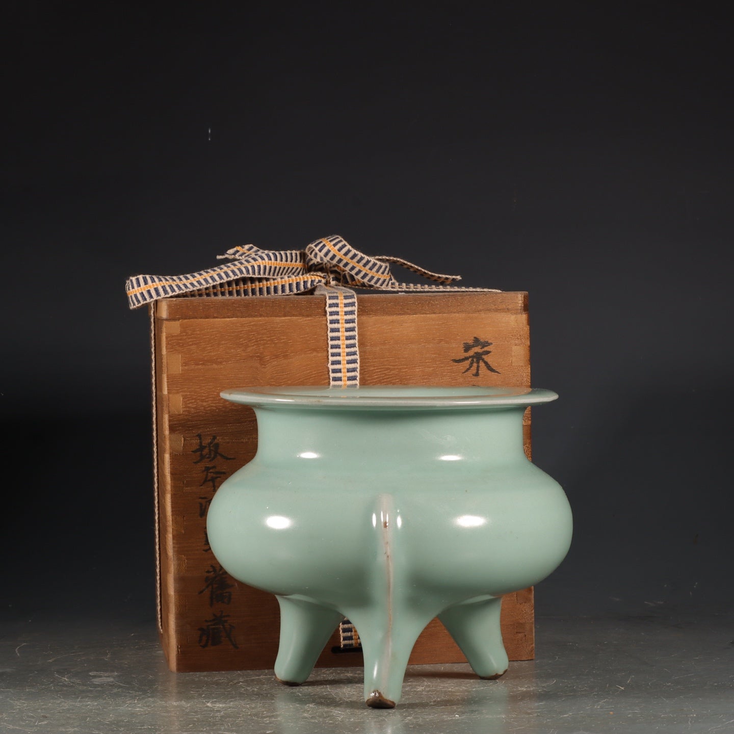 A1879 Chinese Guan Kiln 3 Leg Porcleain Incense Burner