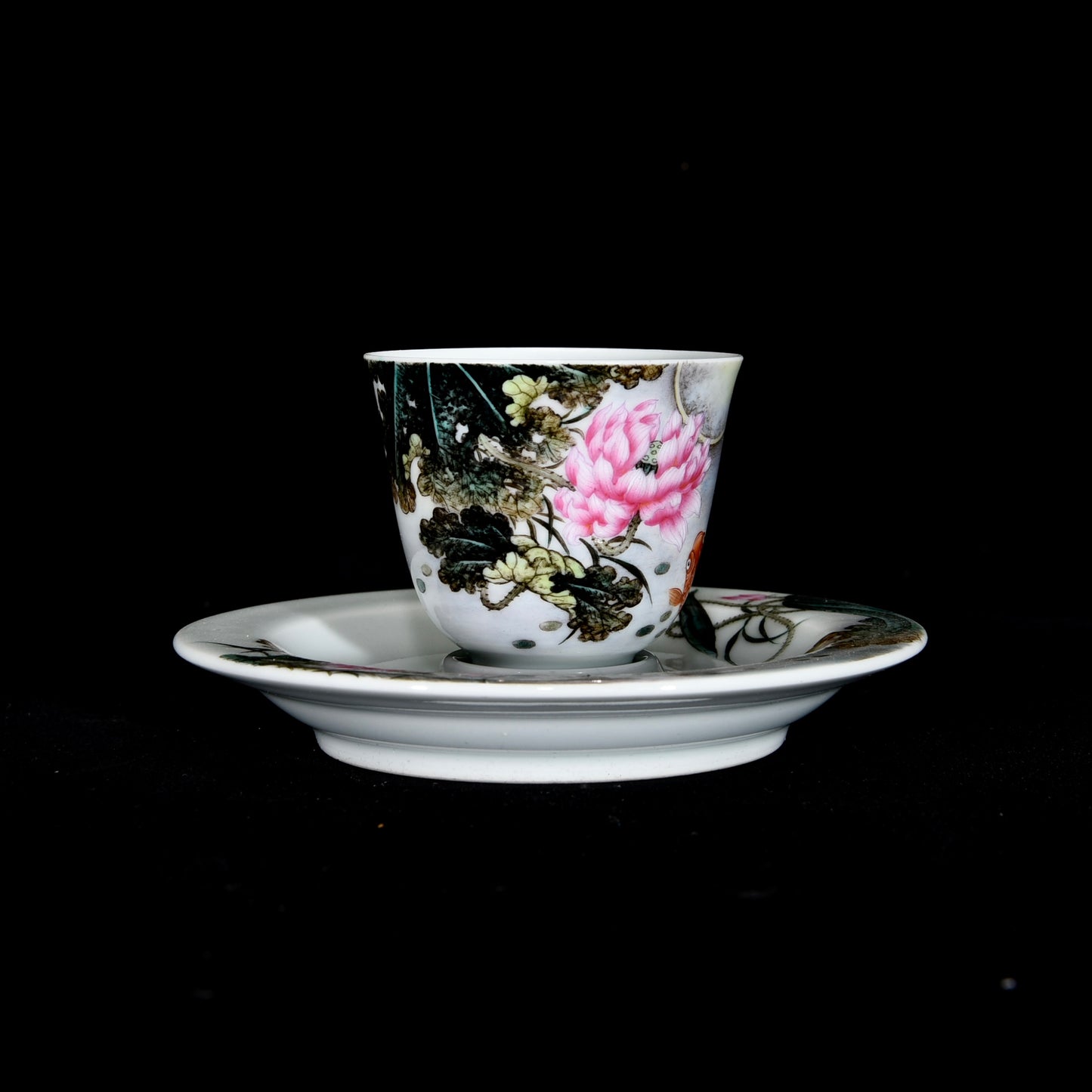 A1889 Chinese Qing Dynasty Gilt Gold Famille Rose Enamel Lotus Leaf & Lotus Flower Design Porcelain Cup w Saucer