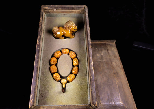 A1912 Superb Old Chinese Tianhuang Stone Fortune Lion Statue w Eighteen Arhat Beads Bracelet