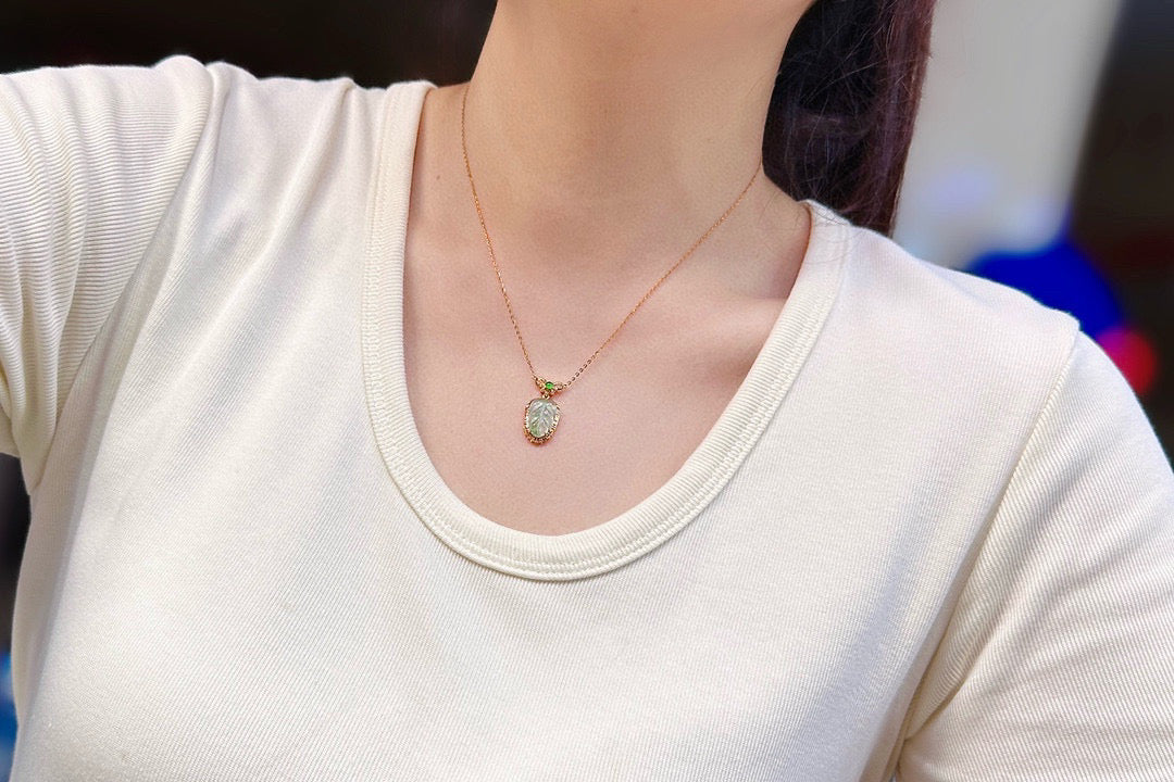 A1921 Exquisite 18K Gold Inlay Jadeite Carved Leaf Pendant w Necklace