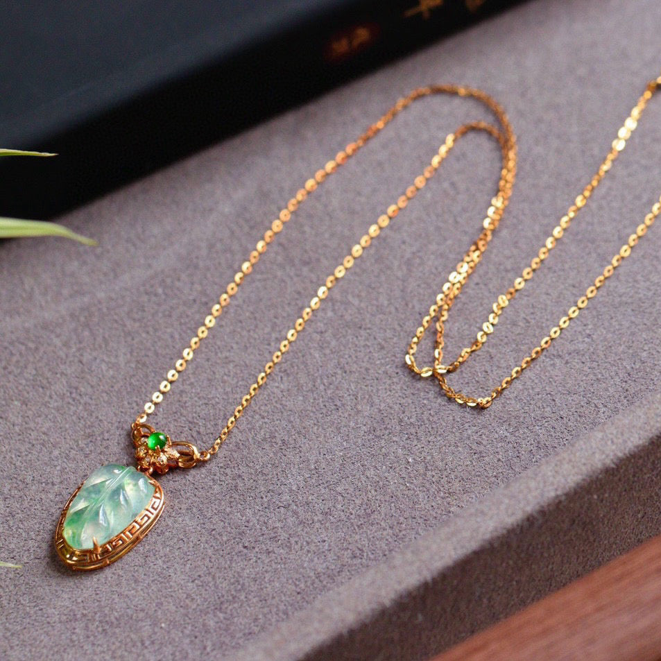 A1921 Exquisite 18K Gold Inlay Jadeite Carved Leaf Pendant w Necklace