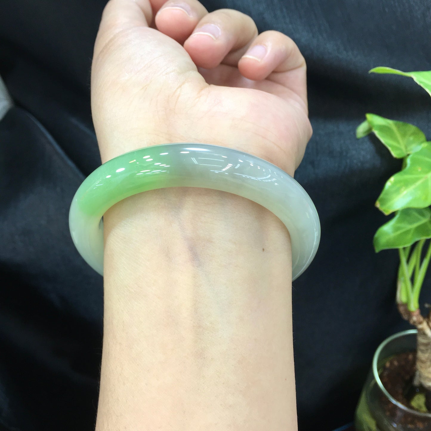 A1981 Inside Diameter 58 MM Exquisite Chinese Cuiqing Hetian Jade Bracelet
