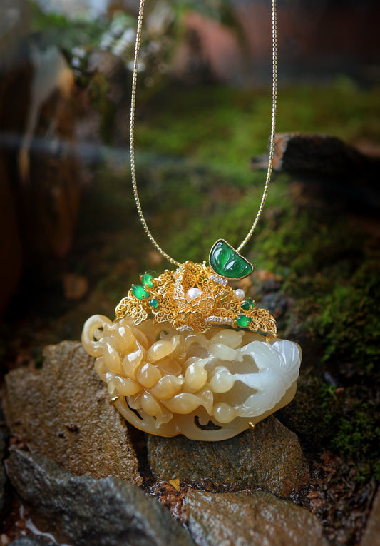 A2201 Exquisite Chinese Gilt Gold Inlay Hetian Jade Carved Peony Pendant