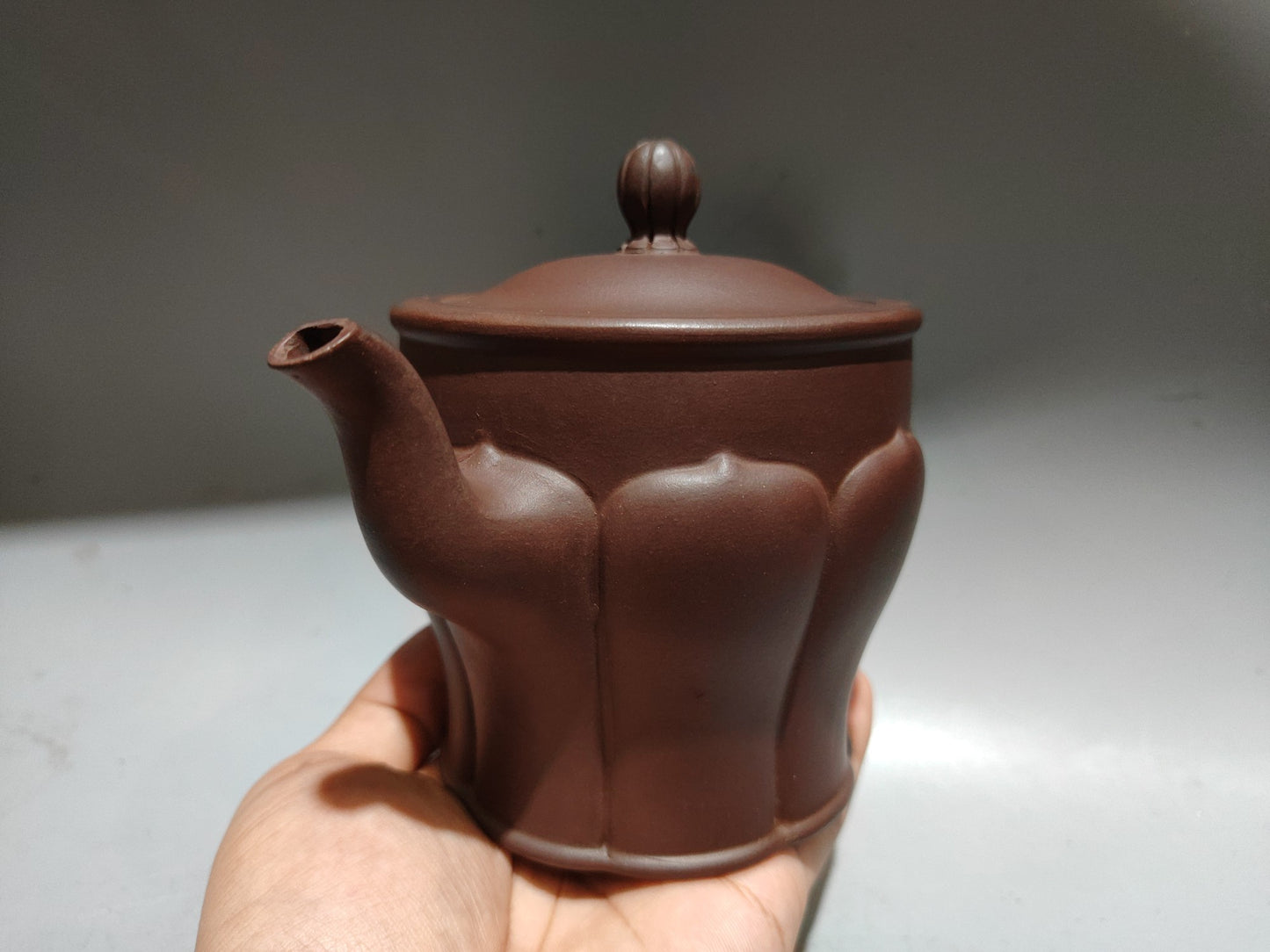 A2219 Chinese Yixing Zisha Clay Teapot w Artist Signed