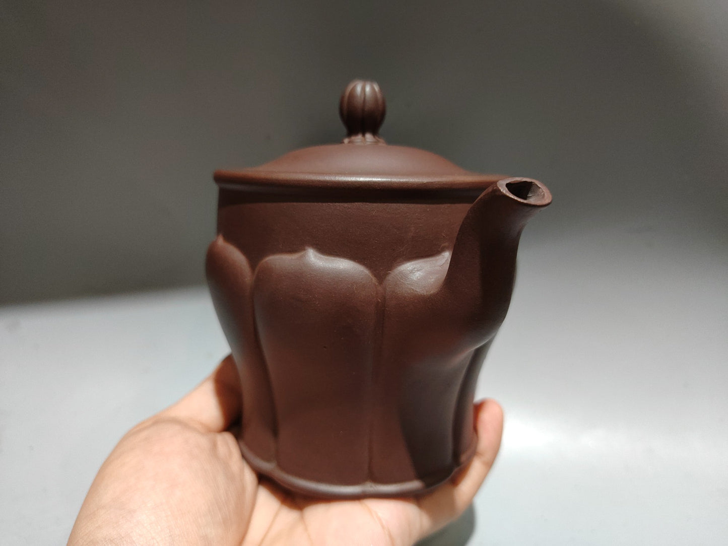 A2219 Chinese Yixing Zisha Clay Teapot w Artist Signed