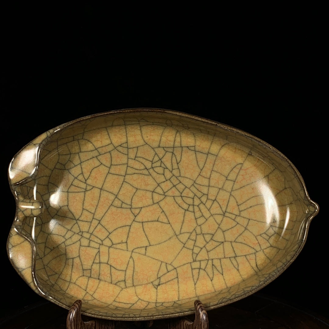 A2292 Vintage Chinese Ge Klin Leaf Shape Porcelain Brush Washer