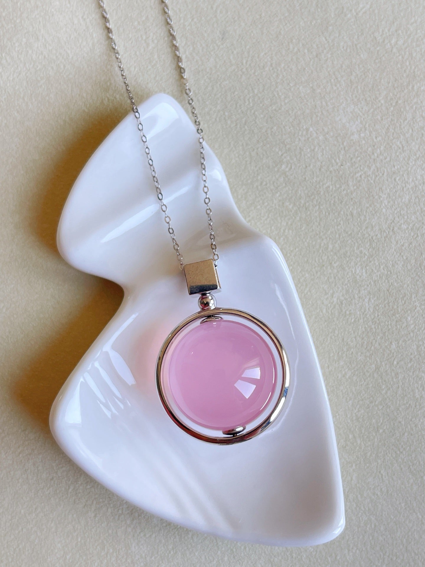 A2324 Beautiful Pink Crystal Bead Pendant